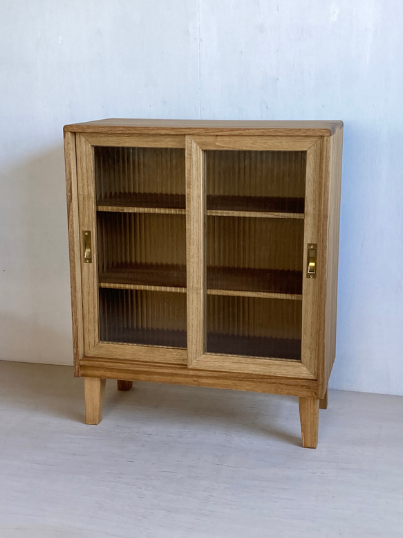 サイズオーダー可］木製 引き戸の食器棚 脚付き コレクション棚 ガラス