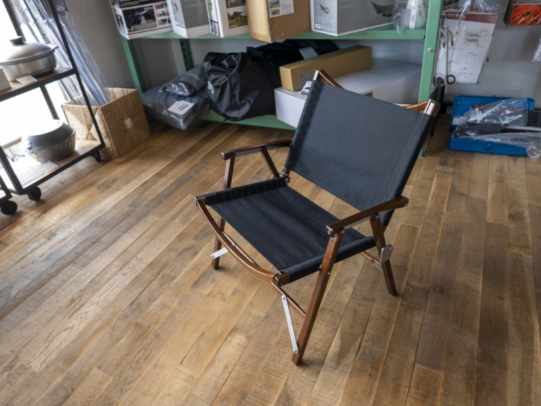 こだわりのキャンプスタイルに取り入れるならKermit Chair WALNUT