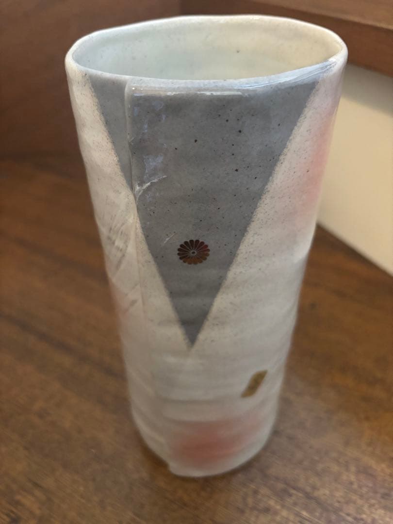 【新品】叙勲記念　巨峰　8号巻型花瓶　白灰流し 叙勲褒章叙位の記念品と額縁 菊紋入 真鍮製花瓶 彩花 彫金双鶴